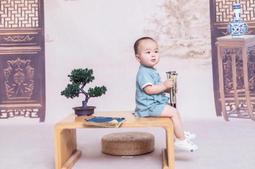 温州女宝宝换尿布